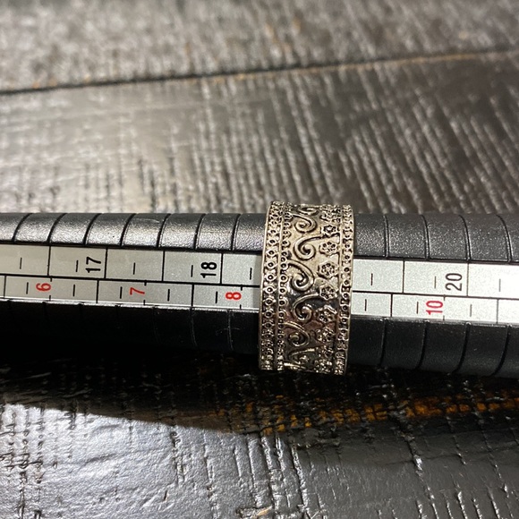 NWOT Size 8.5 Detailed Charcoal Band Ring! - Picture 5 of 5
